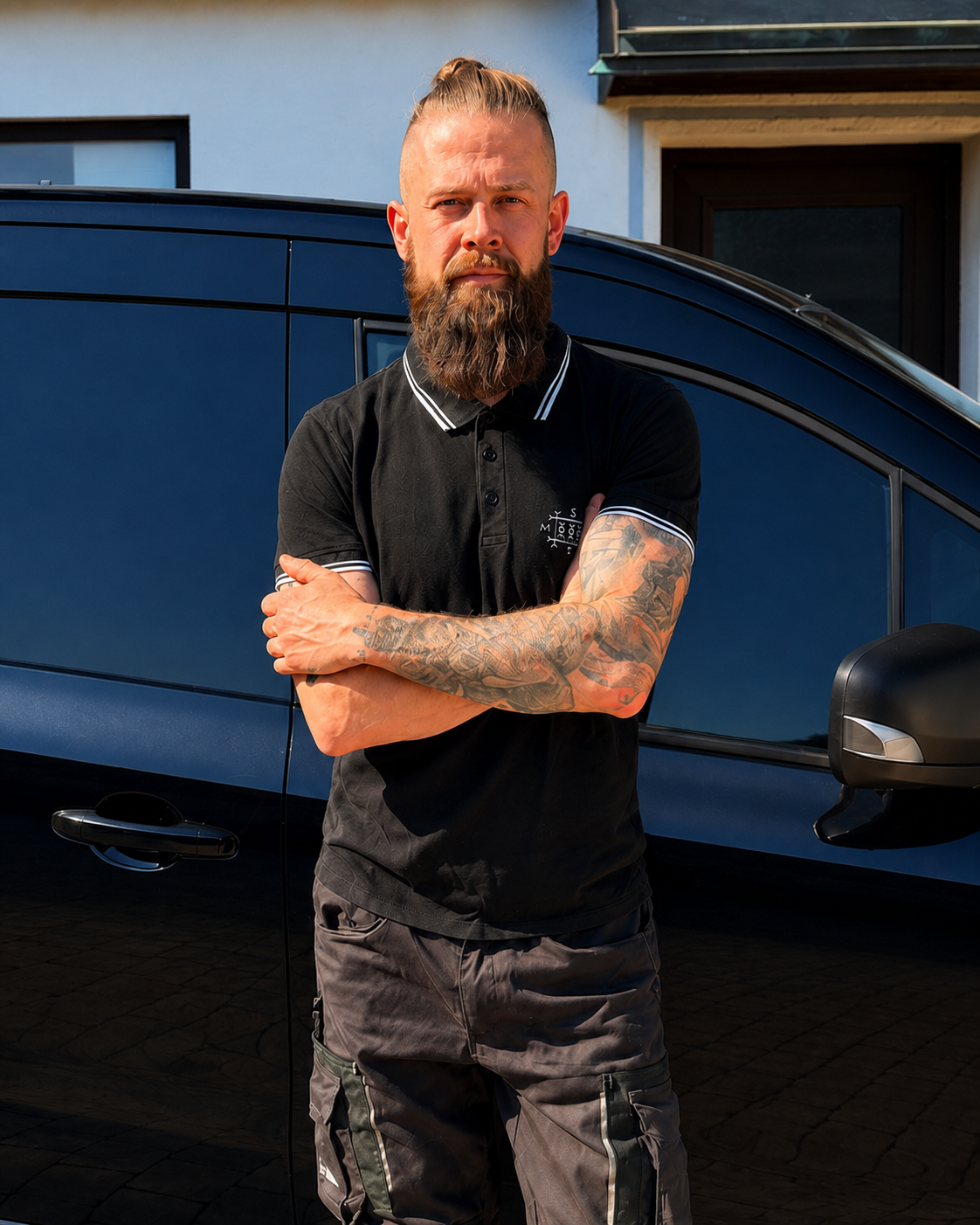 Michael Wildenberger vor seinem Servicefahrzeug